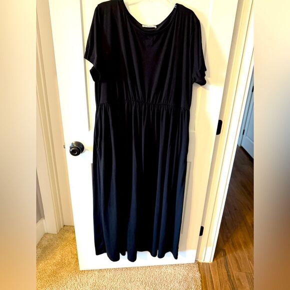 Elegant Black Dress - Picture 1 of 7